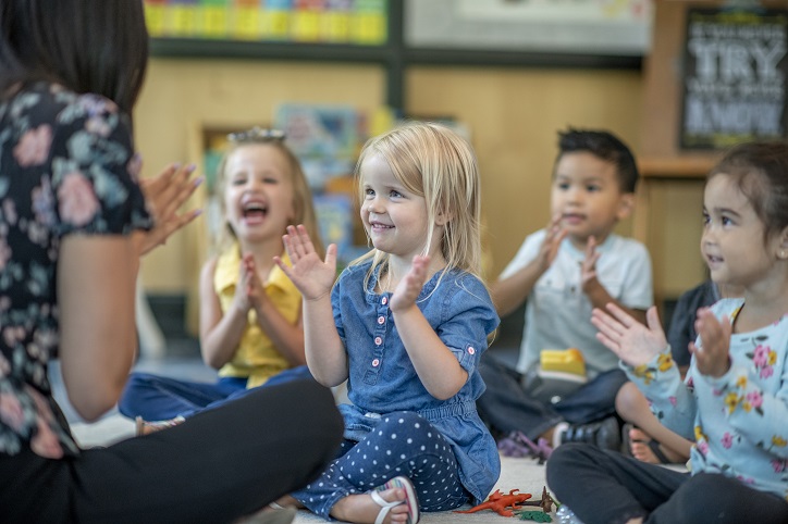 dzieci słuchające nauczycielki w przedszkolu